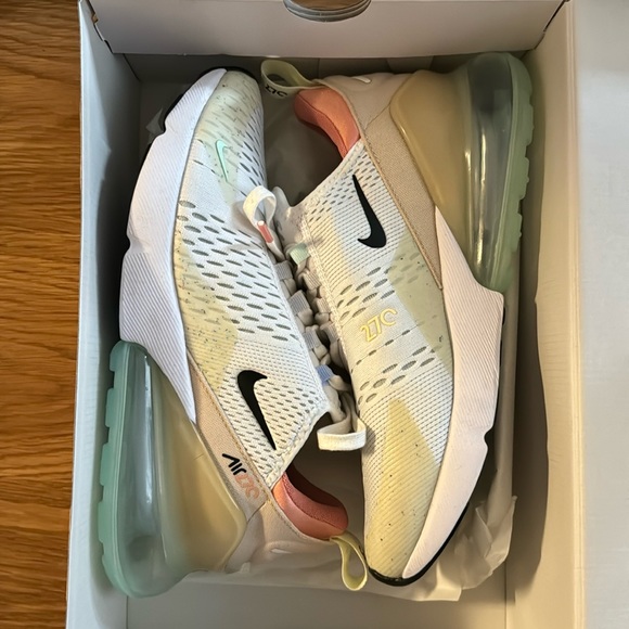 NEW Nike Air Max 270 Sneakers - Picture 5 of 6